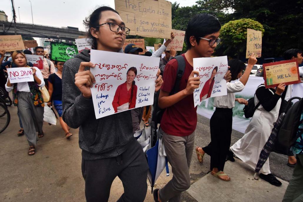 ရာသီဥတုပြောင်းလဲရေးဆိုင်ရာ ပြုပြင်ဆောင်ရွက်မှုများအတွက် ချီတက်ဆန္ဒဖော်ထုတ်သည့် လူငယ်များအား စက်တင်ဘာ ၂၇ ရက်က ရန်ကုန်၌တွေ့ရစဉ်။ ဓာတ်ပုံ - စတိဗ်တစ်ခ်နာ