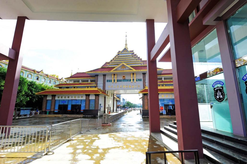 The border crossing between Muse in Shan State and Ruili, in China's Yunnan.province. (Steve Tickner | Frontier)