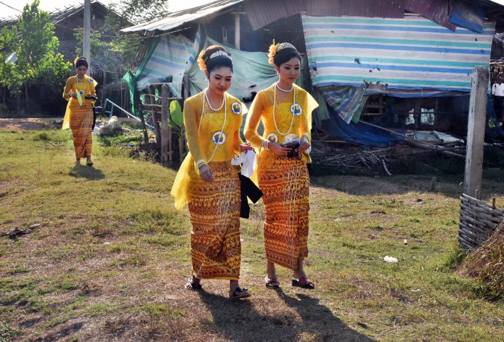 သြင်္ကန်ပွဲတော်ကို ဆင်နွှဲခဲ့ကြသည့် ကမန်အမျိုးသမိးငယ်များ။ ဓာတ်ပုံ-ဆုမြတ်မွန်