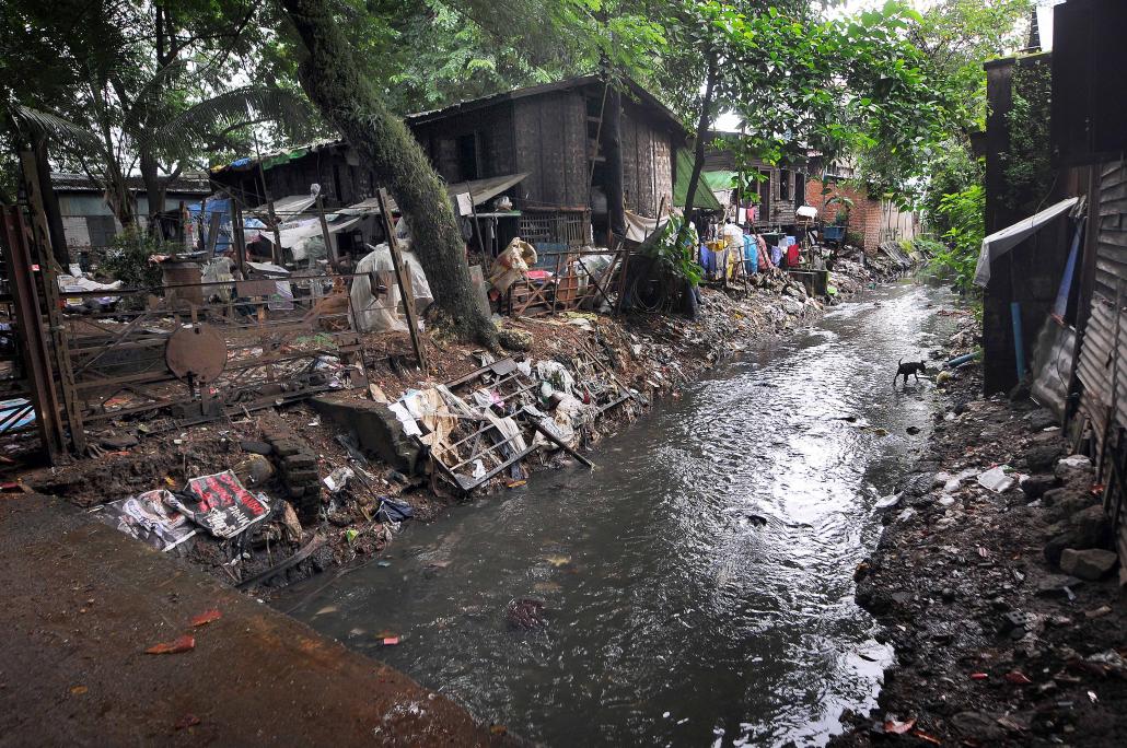 Poor living conditions, including a lack of sanitation and clean water, are a factor in the spread of dengue. (Steve Tickner / Frontier)