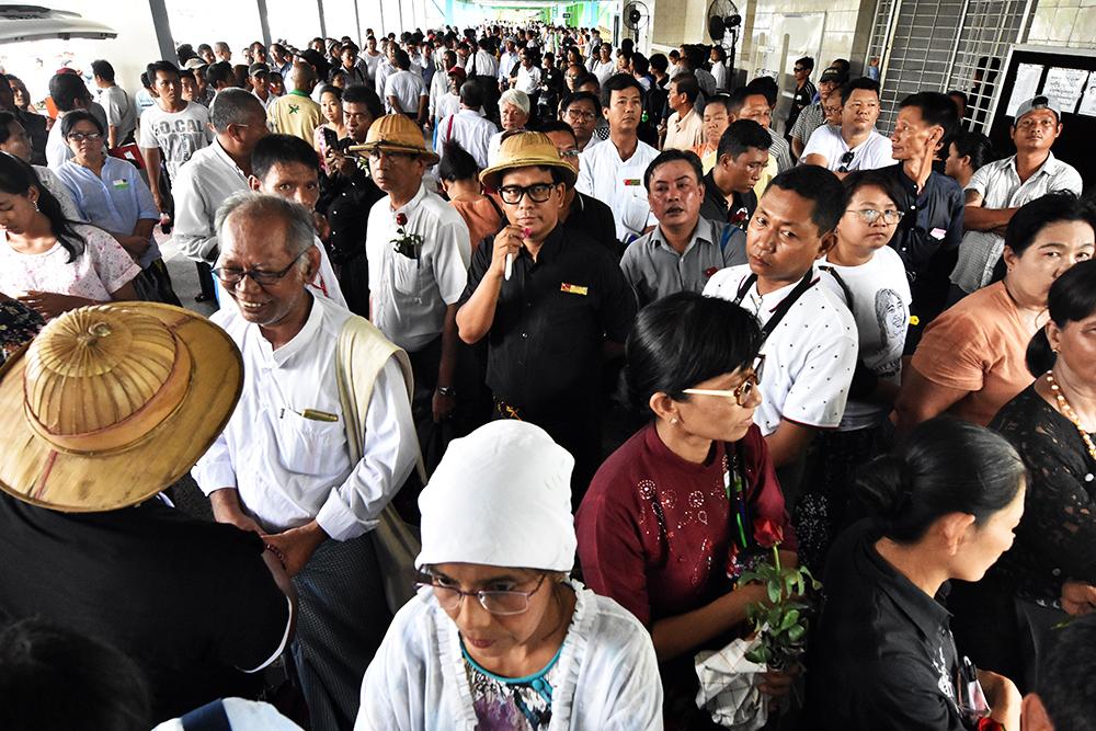 Mourners gather to pay their last respects to democracy activist Ma Mee Mee (Steve Tickner | Frontier)