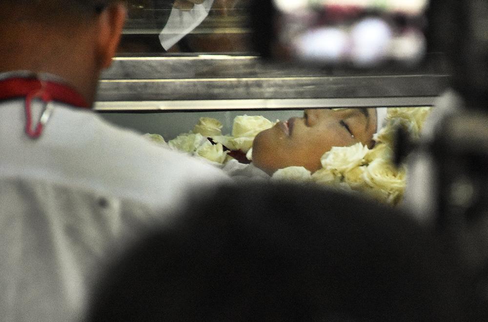 Mourners gather around the body of democracy activist Ma Mee Mee (Steve Tickner | Frontier)