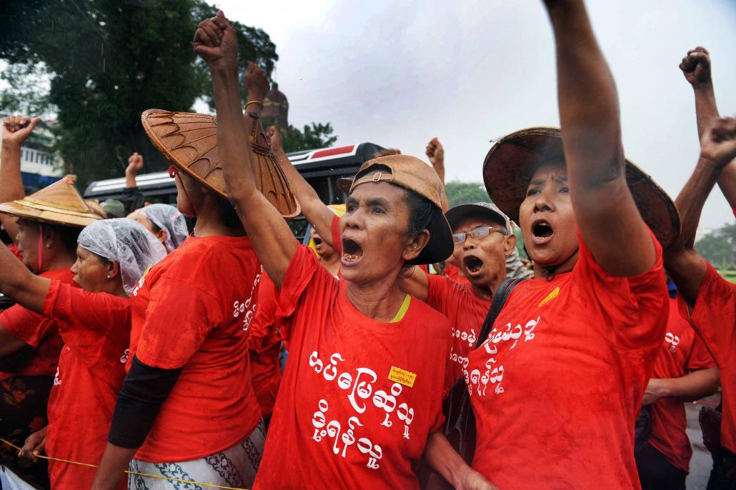 Farmers protest in downtown Yangon against land seizures by the government. (Steve Tickner / Frontier)