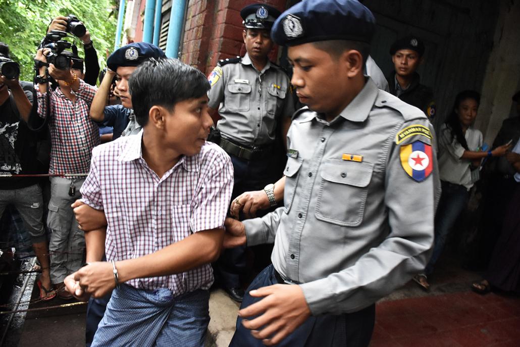 Reuters journalist Kyaw Soe Oo taken back by police from Yangon Northern District Court to Insein Prison. (Steve Tickner | Frontier)