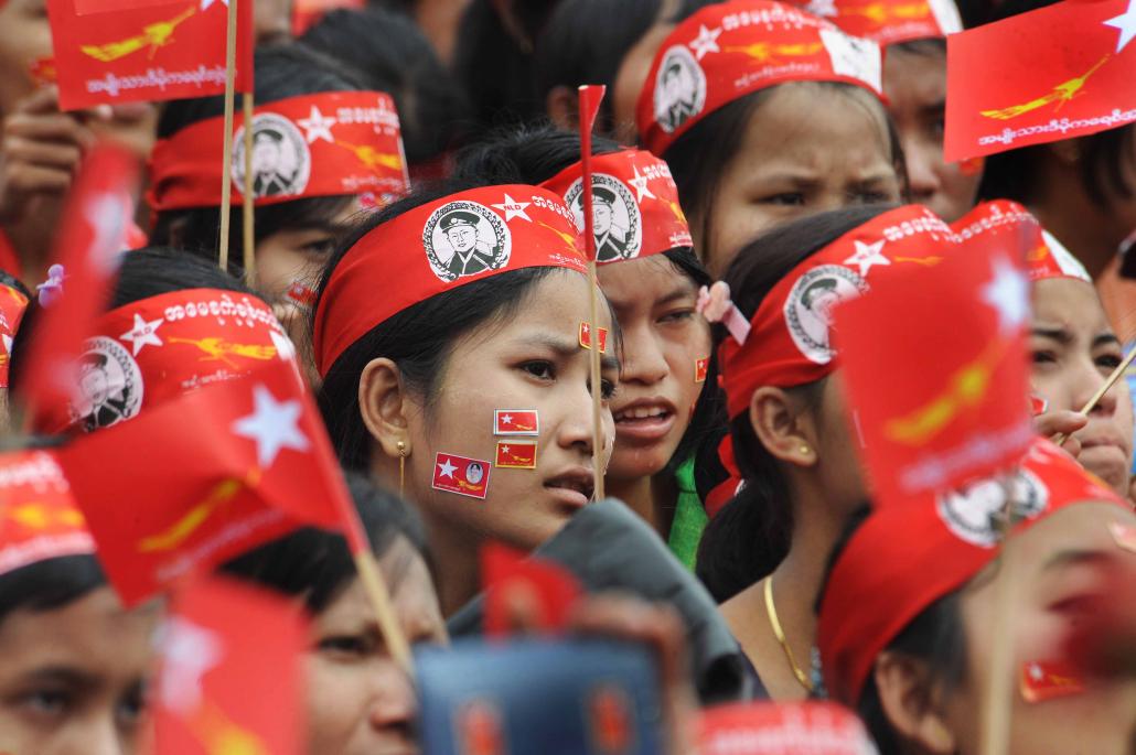 Young National League for Democracy supporters at a rally in Yangon on October 10, 2015. (Steve Tickner / Frontier)