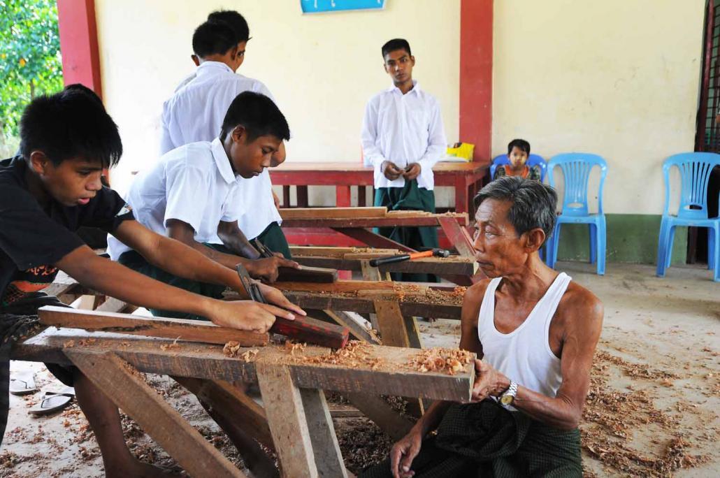 သင်တန်းကျောင်းတွင် လူငယ်လေးများအား လက်သမားပညာကဲ့သို့ သက်မွေးဝမ်းကျောင်းမှု ပညာများကို သင်ကြားပေးလေ့ရှိသည်။ ဓာတ်ပုံ- စတိဗ်တစ်ခ်နာ