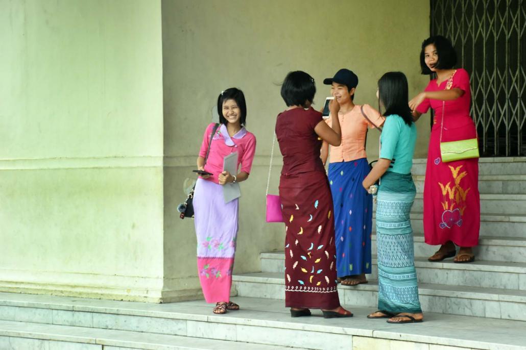 ကျောင်းသူတွေကို ထိပါးနှောင့်ယှက်မှုတွေ ပပျောက်စေဖို့အတွက် လှုပ်ရှားမှုတွေကို ကျောင်းသူ၊ ကျောင်းသားတွေ ပူးပေါင်း လုပ်ဆောင်နေကြပါတယ်။ ဓာတ်ပုံ-စတိဗ်တစ်ခ်နာ