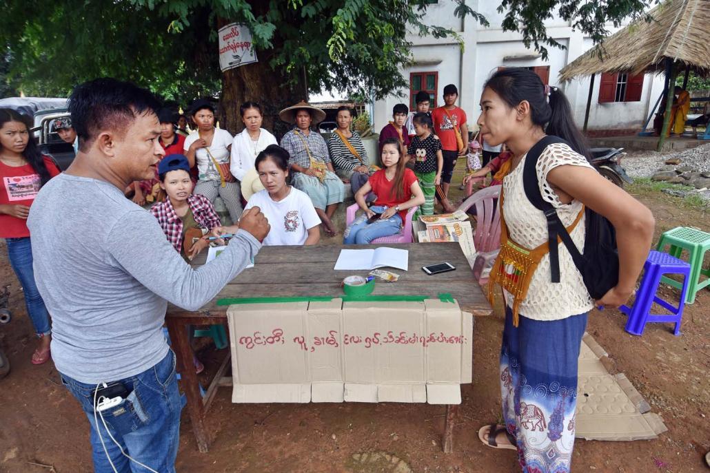 သျှမ်းလူငယ်အဖွဲ့ ဥက္ကဋ္ဌ ကိုစိုင်းဟန်(ဝဲဘက်) နှင့် အုပ်စုအဖွဲ့ဝင် နန်းထွေးလူ(ယာ) တို့ ကုန်းဆာရွာ၌ နေရပ်စွန့်ခွာသူများအရေး ဆွေးနွေးစဉ်။ ဓာတ်ပုံ - စတိဗ်တစ်ခ်နာ
