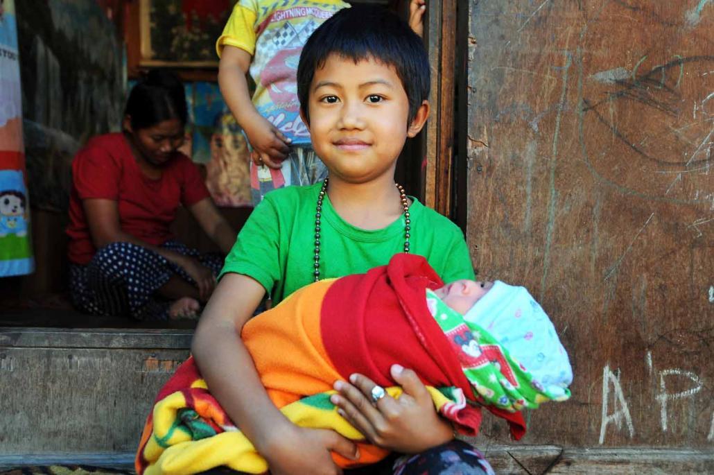 ဝဲချိုင်စခန်းတွင် နေထိုင်နေသည့် ကလေးငယ်များ။ ဓာတ်ပုံ-စတိဗ် တစ်ခ်နာ