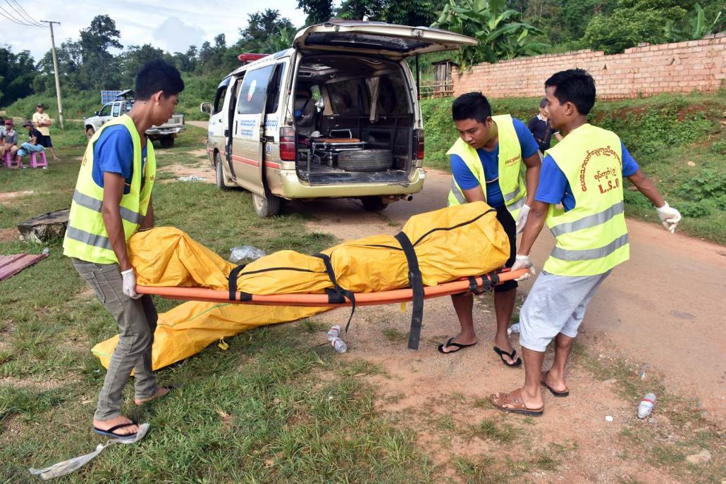 ပြည်သူ့စစ်ခေါင်းဆောင် ဦးဝင်းမောင်နှင့် ဇနီးသည် ဒေါ်အေးမြတို့၏ရုပ်အလောင်းများကို လားရှိုးဆေးရုံသို့သယ်ယူစဉ်။ ဓာတ်ပုံ - စတိဗ်တစ်ခ်နာ