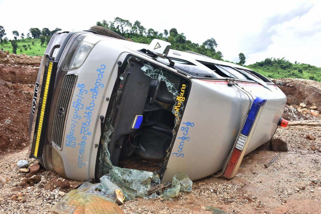 ကယ်ဆယ်ရေးဝန်ဆောင်မှုအသင်းဥက္ကဋ္ဌ ဦးထွန်းမြင့် ထိခိုက်သေဆုံးခဲ့ရသည့် လားရှိုး-မူဆယ်လမ်းဖောက်ခွဲမှုကြောင့် တိမ်းမှောက်ခဲ့ရသော အရေးပေါ်သူနာတင်ယာဉ်။ ဓာတ်ပုံ - စတိဗ်တစ်ခ်နာ