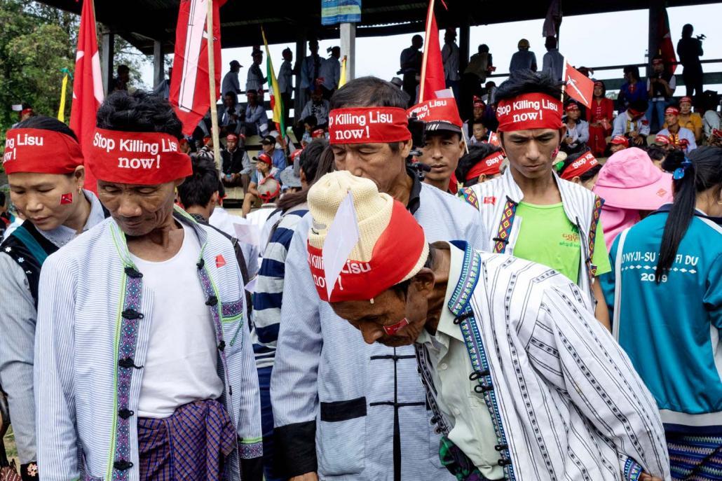 မြစ်ကြီးနား ဇွန် ၃ ရက်ဆန္ဒပြပွဲ၌ ပြသထားသည့် သေဆုံးသူလီဆူးတို့၏ဓာတ်ပုံများကို ကြည့်ရှုနေကြစဉ်။ ဓာတ်ပုံ - အမ်မီလီဖစ်ရှ်ဘိန်း