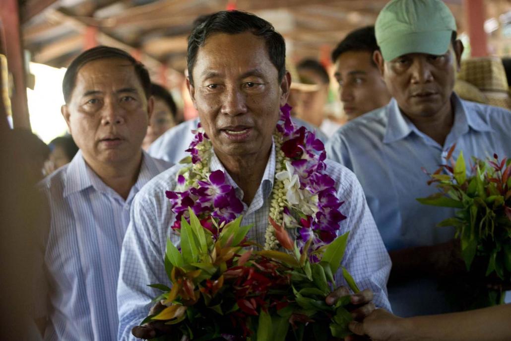 သေနတ်ကို လိုင်စင်ဖြင့်ကိုင်ပြီး ခေါင်းအုံးအောက်ထားအိပ်သည့် သူရဦးရွှေမန်း။ ဓာတ်ပုံ - အေအက်ဖ်ပီ