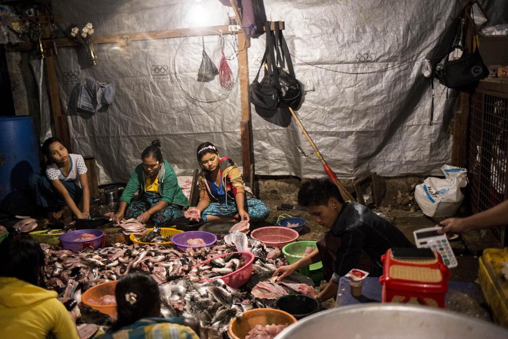 Early morning scenes at the San Pya Fish Market in Kyimyindaing, Yangon. (Ann Wang / Frontier)