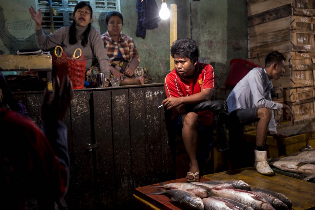 Early morning scenes at the San Pya Fish Market in Kyimyindaing, Yangon. (Ann Wang / Frontier)