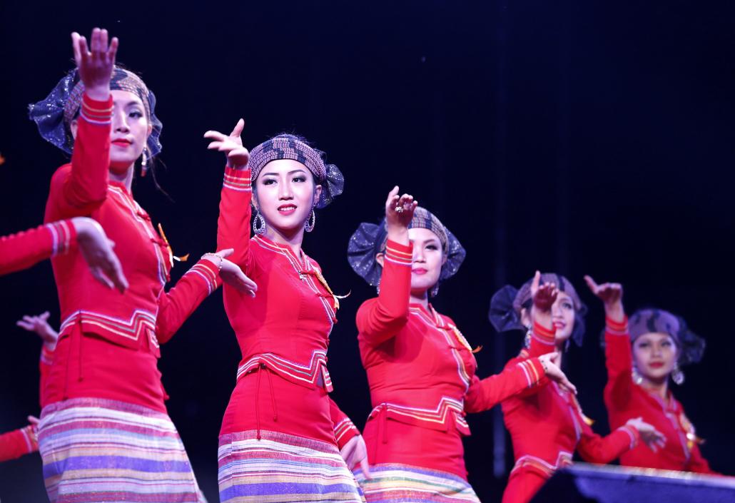 ရှမ်းပြည်နယ်နေ့အခမ်းအနားတွင် ဖျော်ဖြေနေကြသည့် ရှမ်းအမျိုးသမီးငယ်များ။ ဓာတ်ပုံ-အီးပီအေ