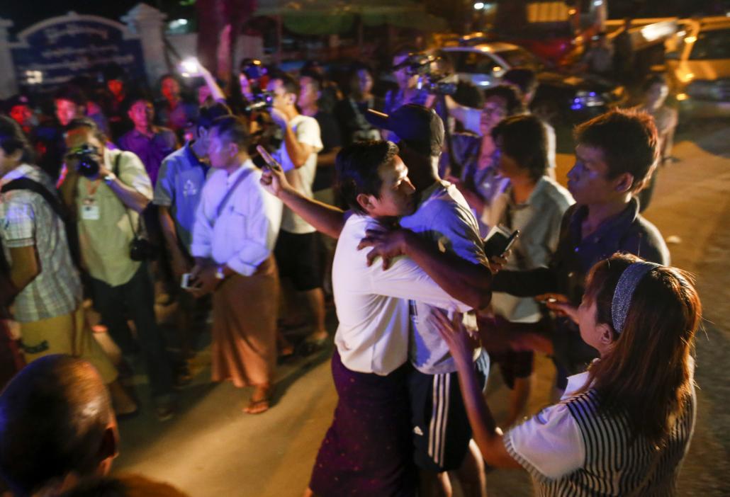 မင်္ဂလာတောင်ညွန့်ရဲစခန်းရှေ့တွင် ရဲတပ်ဖွဲ့ဝင်များနှင့် ကတောက်ကဆဖြစ်နေသည့် အမျိုးသားရေးအမည်ခံလှုပ်ရှားသူတစ်ဦး။ ဓာတ်ပုံ-အီးပီအေ/လင်းဘိုဘို