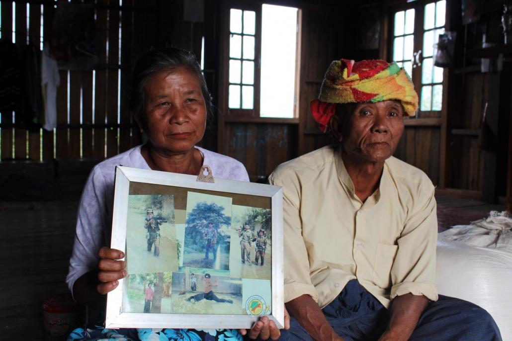 ပိုးသတ်ဆေးသောက်ပြီး မိမိကိုယ်မိမိ အဆုံးစီရင်သွားတဲ့ ကိုမောင်ငြိမ်းရဲ့ ဓာတ်ပုံတစ်ပုံကို ကိုင်ထားတဲ့ သူ့ရဲ့ မိဘများအား တွေ့ရစဉ်။ ဓာတ်ပုံ - ဂျော့ရှူဝါ ကာရိုး