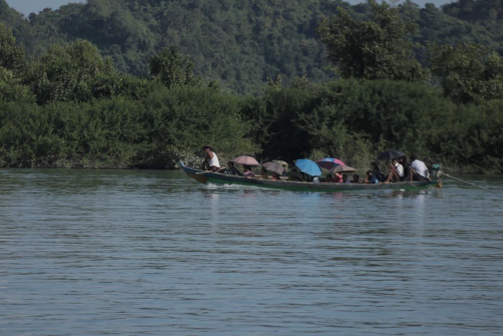 မြေပုံမြို့နယ် လေးမြို့မြစ်အတွင်း သွားလာနေသည့် စက်လှေတစ်စီးအား ပြီးခဲ့သည့်လက တွေ့ရစဉ်။ ဓာတ်ပုံ-ထွန်းခိုင်