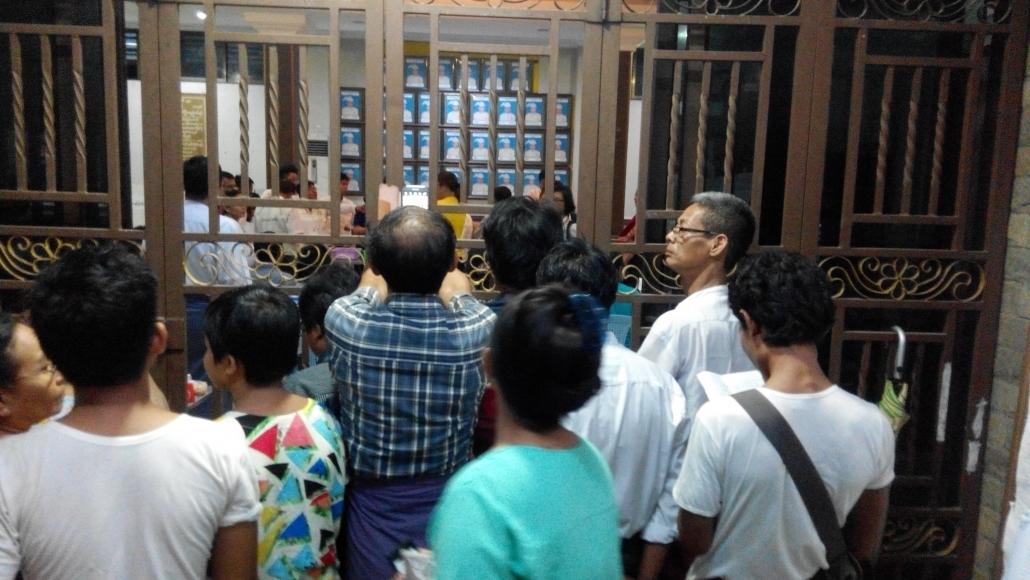 People await results at Daw Aung San Suu Kyi's polling station in Bahan Township, Yangon. (Kyaw Phone Kyaw / Frontier)