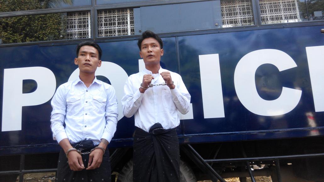 ထောင်ဒဏ်နှစ်နှစ်စီ ချမှတ်ခံခဲ့ရသည့် ကိုသူဇော်ကြည်ဝင်းနှင့် ကိုနိုင်ဇော်ကြည်ဝင်း။ ဓာတ်ပုံ - ကျော်ဖုန်းကျော်