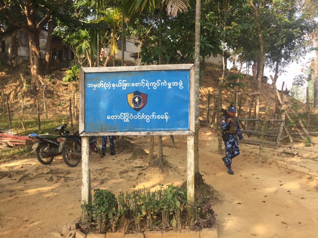 A police checkpoint near the Bangladesh border at Taungpyo Letwe. (Mratt Kyaw Thu | Frontier)