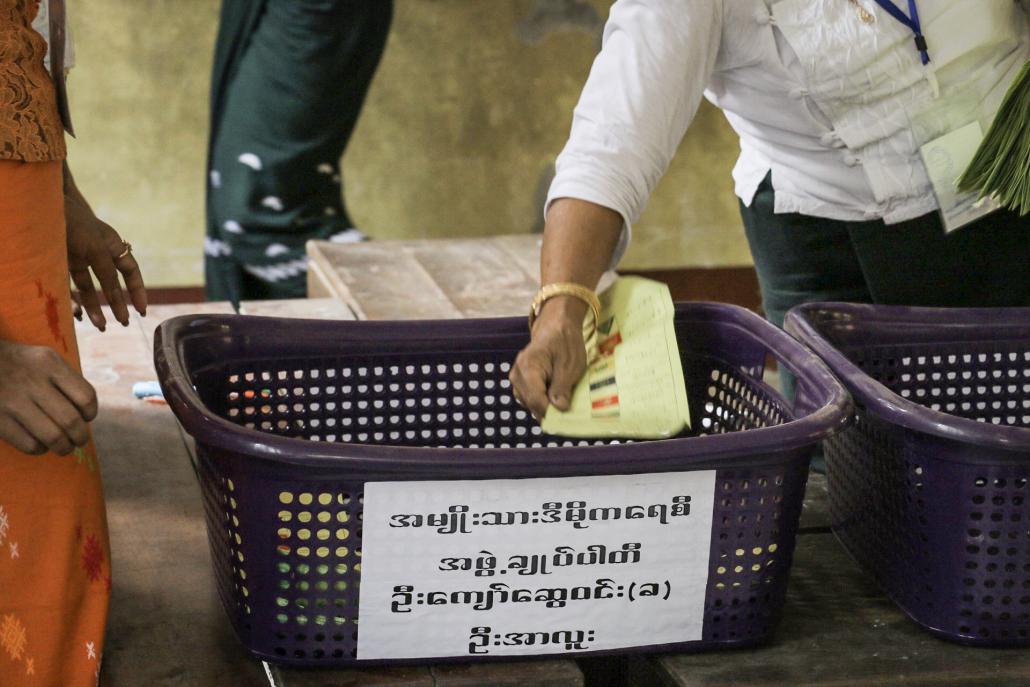 ကော့မှူးရှိ မဲရုံတစ်ခုတွင် မဲရေတွက်နေစဉ်။ ဓာတ်ပုံ-ငြိမ်းဆုဝေကျော်စိုး