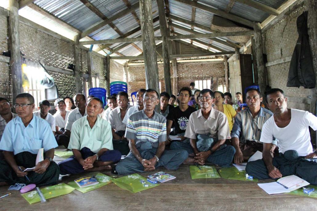Farmers attend a seed selection training programme. Using good quality seeds can improve yields by five to 20 percent. (Tat Lan)