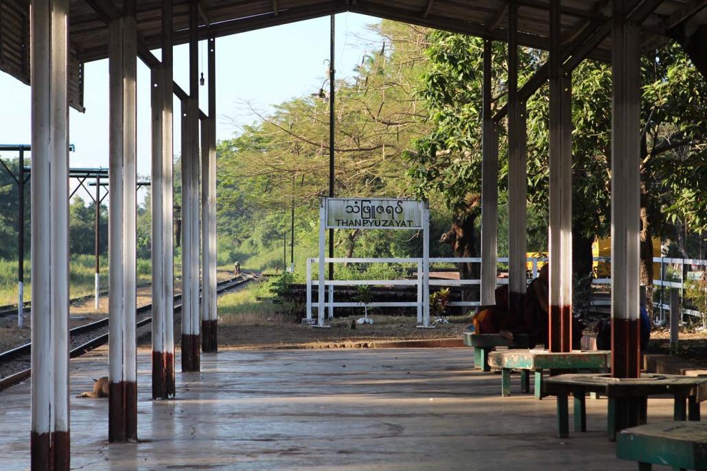 ထိုင်းမြန်မာမီးရထားလမ်းပေါ်မှ သံဖြူဇရပ် ဘူတာရုံ။ ဒုတိယကမ္ဘာစစ်အတွင်းက တည်ဆောက်ခဲ့ပြီး လူပေါင်း တစ်သိန်းကျော် သေဆုံးခဲ့ရသည့် အဆိုပါရထားလမ်းအား ၁၉၄၀ နောက်ပိုင်း၌ အသုံးမပြုတော့ပေ။ ဓာတ်ပုံ-သောမတ်စ်ကင်းန်