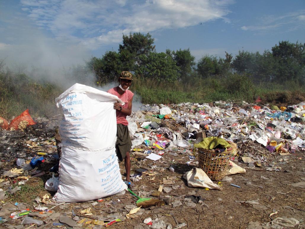 Nyaung Shwe’s rubbish dump. (Oliver Slow / Frontier)