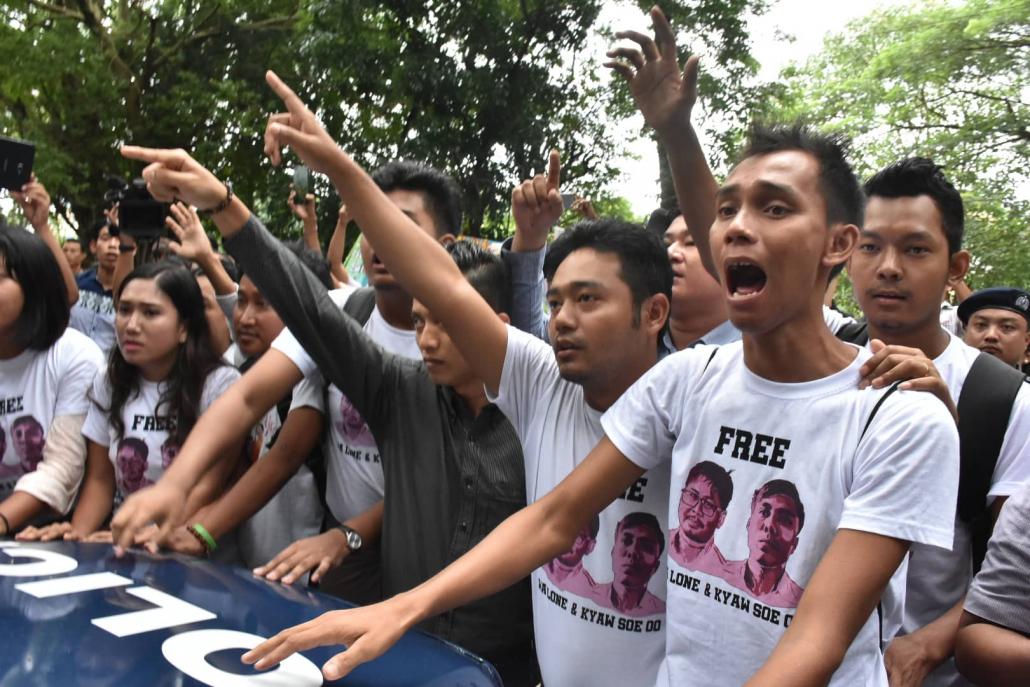 Protestors surround the police car taking Wa Lone and Kyaw Soe Oo back to Insein Prison. (Steve Tickner | Frontier)