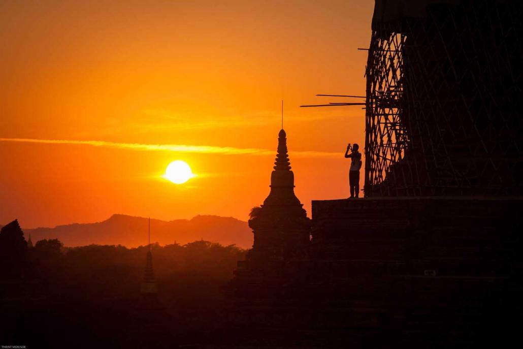 နေဝင်ချိန်ရှုခင်းကြည့်ဖို့အတွက် ဗူးလည်သီးဘုရားဟာလည်း ကမ္ဘာလှည့်ခရီးသွားတွေအကြားမှာ ကျော်ကြားတဲ့ ဘုရားတစ်ခု ဖြစ်ပါတယ်။ ဓာတ်ပုံ-သိမ့်မွန်စိုး (J)