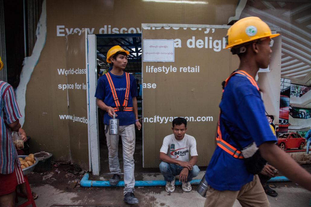 ရန်ကုန်မြို့လယ်က အထပ်မြင့်ဆောက်လုပ်ရေး စီမံကိန်းတစ်ခုမှ လုပ်သားများအား တွေ့ရစဉ်။ ဓာတ်ပုံ-သိမ့်မွန်စိုး (J)
