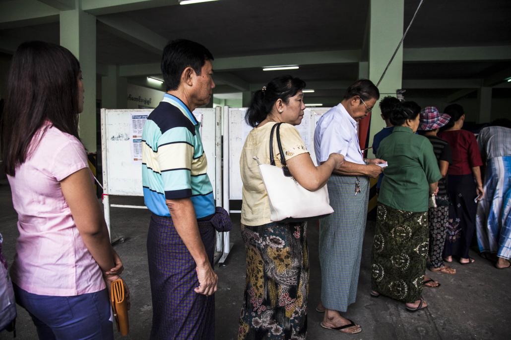 လမ်းမတော်မြို့နယ်ရှိ မဲရုံတစ်ခုတွင် မဲပေးရန် စောင့်ဆိုင်းနေကြသူများအား တွေ့ရစဉ်။ ဓာတ်ပုံ-သိမ့်မွန်စိုး (J)