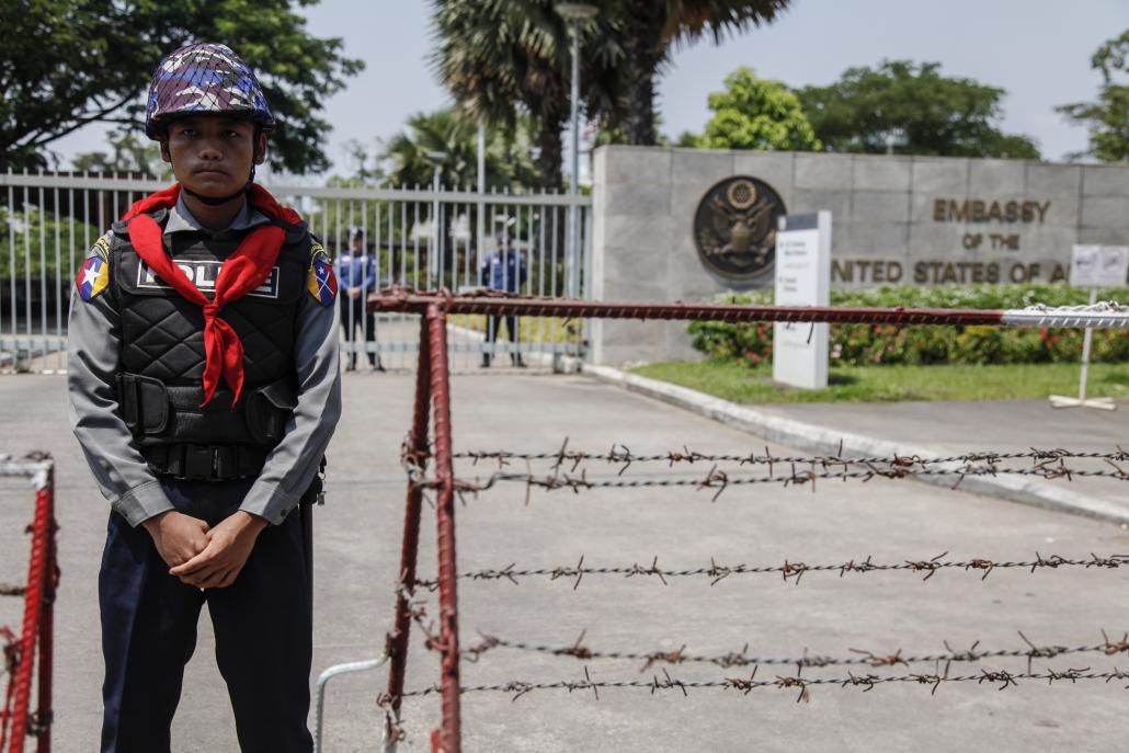 A police officer outside the US Embassy on Thursday afternoon. (J / Frontier)