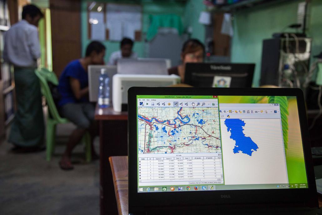 ထန်းတပင်မြို့နယ်၊ ကျေးလက်ဒေသ ဖွံ့ဖြိုးတိုးတက်ရေးဦးစီးဌာနမှ ကွန်ပျူတာမျက်နှာပြင်ပေါ်၌ ထန်းတပင်မြို့နယ် မြေပုံကို တွေ့ရစဉ်။ ဓာတ်ပုံ - သိမ့်မွန်စိုး (J)