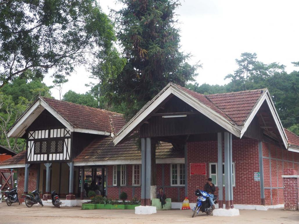 The Yangon Heritage Trust က ပုံပါကလောဘူတာနှင့် စာတိုက်တို့ကို ထိန်းသိမ်းပြုပြင်မှုအတွက် လေ့လာရေးဆွဲနိုင်ရန် ဗိသုကာနှစ်ဦးကို ကလောသို့ ယမန်နှစ်က စေလွှတ်ခဲ့သည်။ ဓာတ်ပုံ - ဘန်ဒူးနန့်