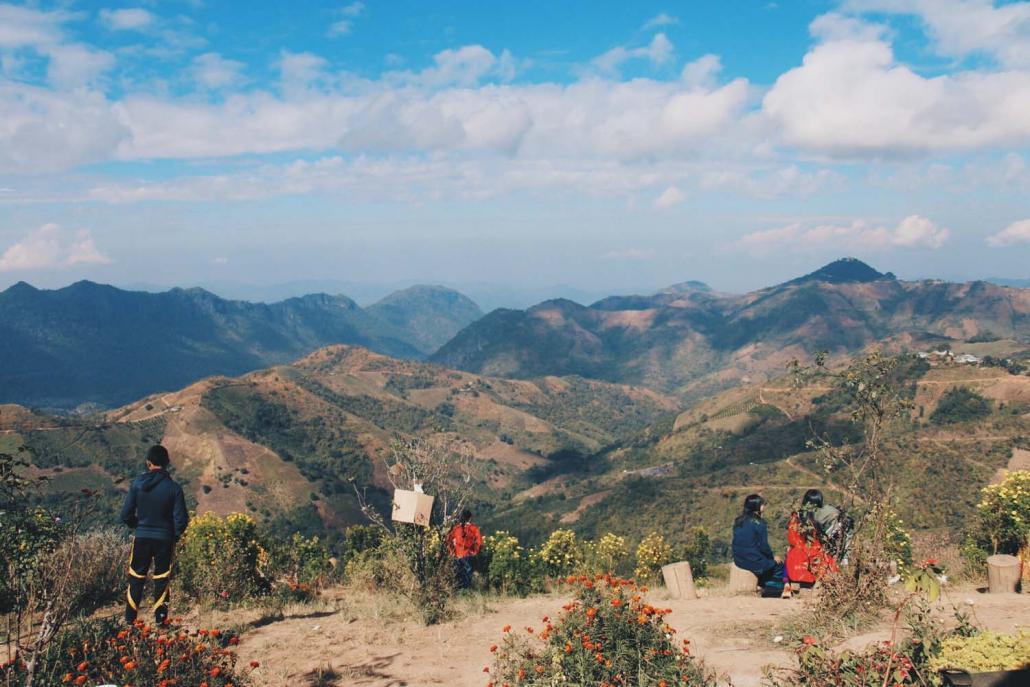 ကလောမြို့မှ နာရီပိုင်းအချိန်ယူလျှောက်သွားရသည့် ရှုခင်းသာ။ ဓာတ်ပုံ - ငြိမ်းဆုဝေကျော်စိုး