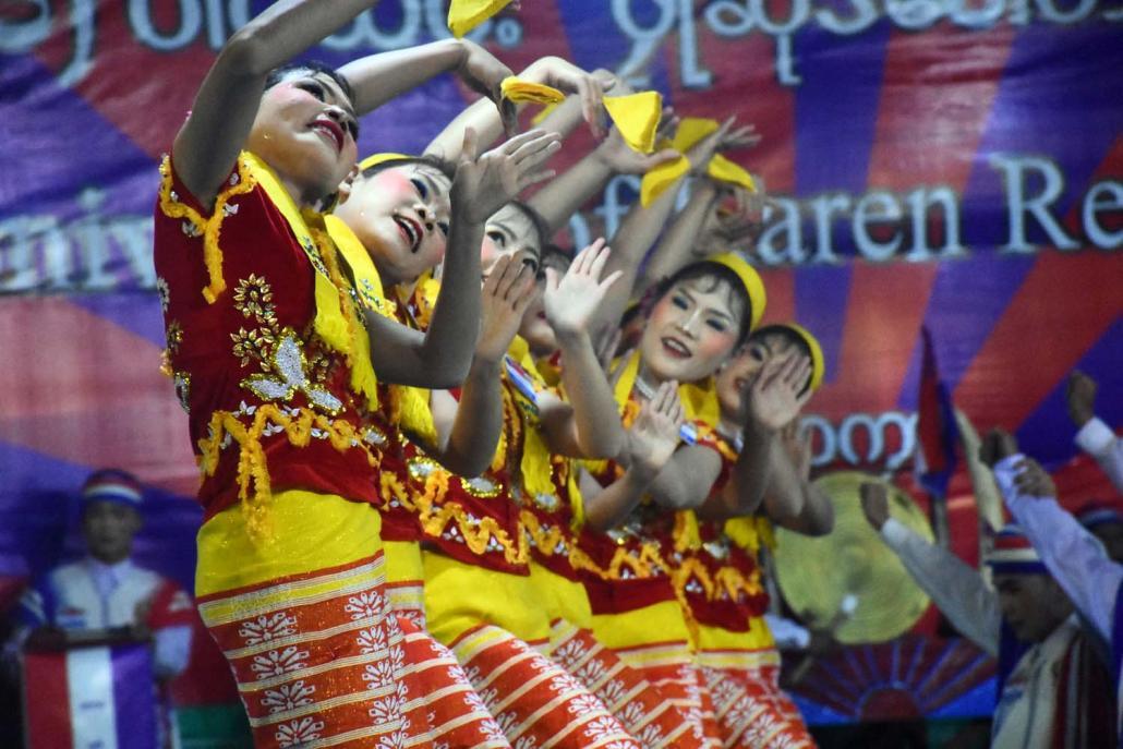 နယ်စပ်တပ်ဖွဲ့တပ်မှူး ဗိုလ်မှူးကြီး စောချစ်သူ စီစဉ်သည့် ရိုးရာကရင်ဒုံးယိမ်းအကအဖွဲ့ ဖျော်ဖြေစဉ်။ ဓာတ်ပုံ - စတိဗ်တစ်ခ်နာ