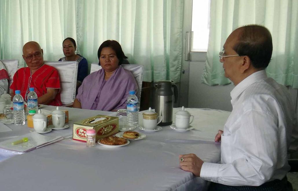 President U Thein Sein meets KNU general secretary Naw Zipporah Sein, centre, and General Mutu Say Poe on April 7, 2012 – about eight months before Mutu Say Poe became the group's leader. (AFP)