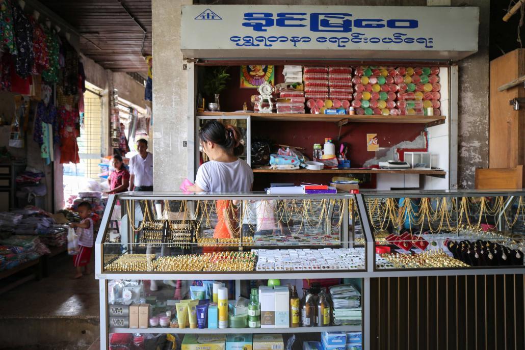 ကြော်ငြာချိတ်ဆွဲခြင်းမရှိသည့်တိုင် မြစ်ကြီးနားမြို့မှ ရွှေနှင့် လျှပ်စစ်ပစ္စည်းဆိုင်များက ပြဒါးကို ရောင်းချလေ့ရှိသည်။ ဓာတ်ပုံ - ဗစ်တိုရီးယား မီလ်ကို