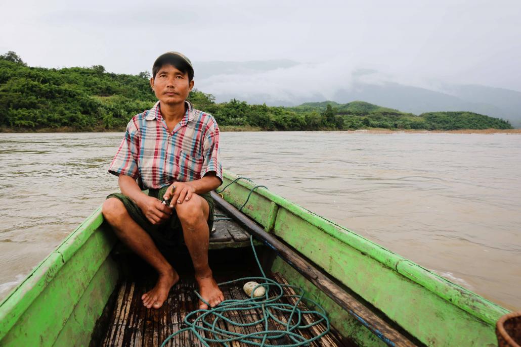 မြစ်ဆုံဒေသသို့ သင်္ဘောစင်းလုံးငှားလာရောက်ပြီး မြစ်ကြောင်းတလျှောက်မှ ရွှေရှာသူများအား အစားအသောက်၊ ရေသန့်နှင့် ပြဒါးတို့ကို ရောင်းချတတ်ကြသည်။ ဓာတ်ပုံ - ဗစ်တိုရီးယား မီလ်ကို