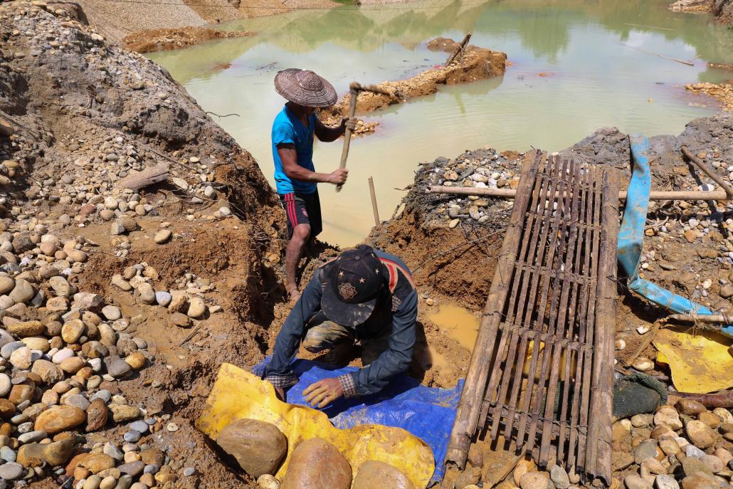 Miners search for gold at a mine that was recently closed down. The miners use mercury to amalgamate and recover gold from the sediment. (Victoria Milko / Frontier)