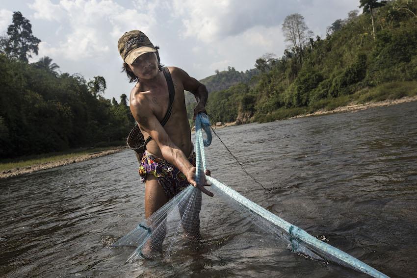 A Kayin fisherman pulls his fishing net in the Banchaung River. (Minzayar Oo / WWF)