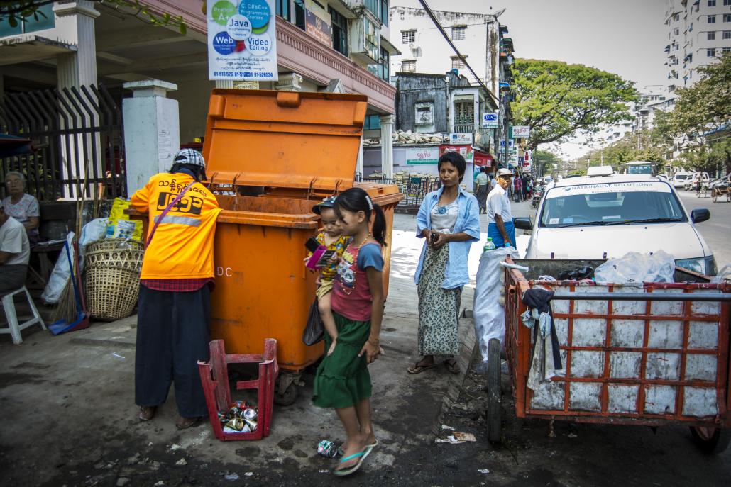 Freelance garbage collectors in Yangon. (Maro Verli / Frontier)