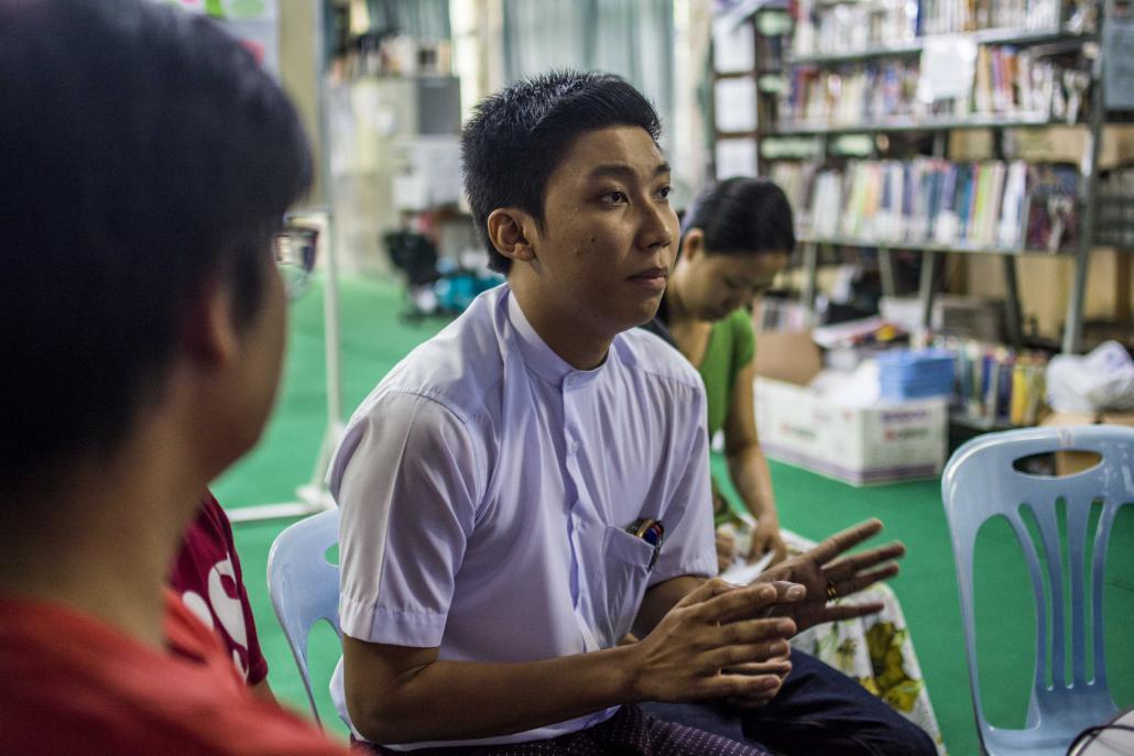 မြန်မာနိုင်ငံ ဆရာဝန်အသင်းမှ စေတနာ့ဝန်ထမ်းတစ်ဦးကို တွေ့ရှိရစဉ်။ ဓာတ်ပုံ - မာရိုဗာလီ