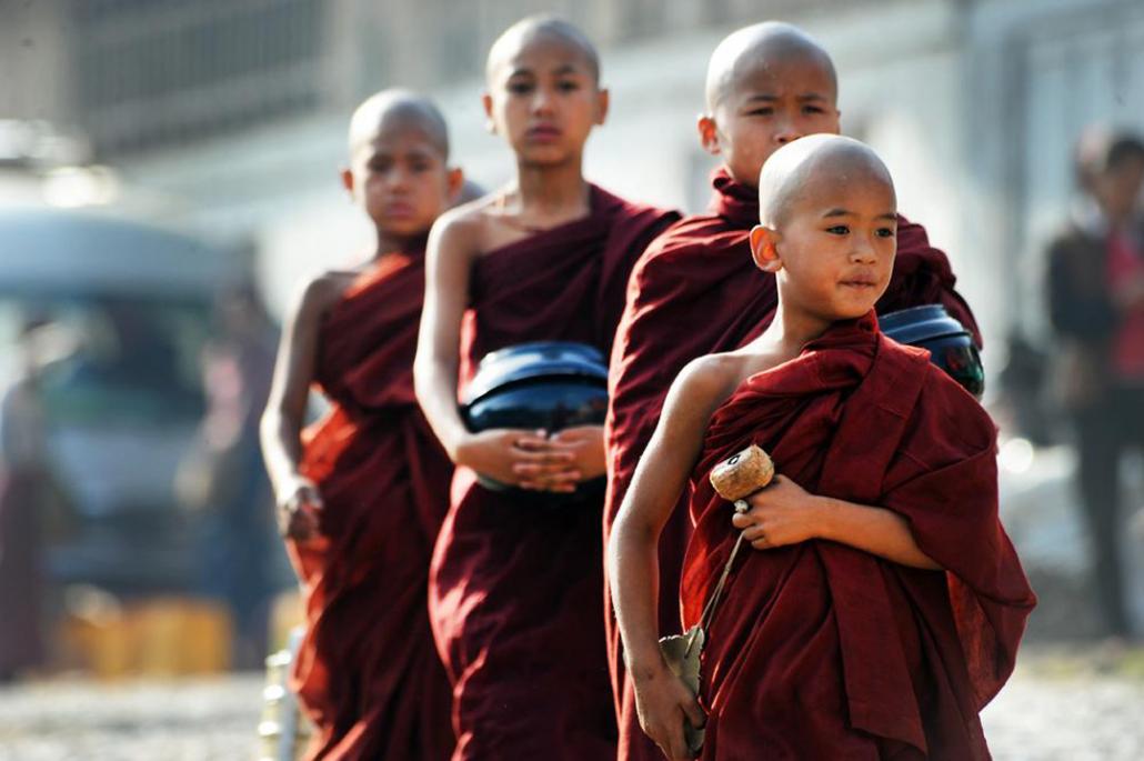 တာမိုးညဲမြို့တွင် ကိုရင်ငယ်များ ဆွမ်းခံကြွလာစဉ်။ ဓာတ်ပုံ - စတိဗ် တစ်ခ်နာ