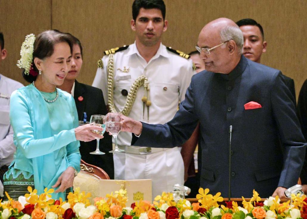 Daw Aung San Suu Kyi and India's President Ram Nath Kovind share a toast during a dinner reception in Nay Pyi Taw on December 11, 2018. (AFP)