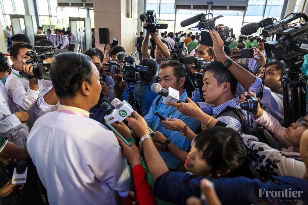 အစိုးရနှင့် မီဒီယာဆက်ဆံရေးများမှာ အဆိုးကျော့သံသရာတွင် ပိတ်မိနေရာ ညံ့ဖျင်းသည့်ဆက်ဆံရေးက မယုံကြည်မှုကို ဖြစ်စေသကဲ့သို့ မယုံကြည်မှုကလည်း ဆက်ဆံရေးကို ထိခိုက်စေပြန်သည်။ ဓာတ်ပုံ - ခွန်လီ