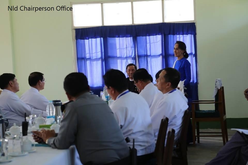 ဒီဇင်ဘာ ၁၇ ရက်နေ့က အစည်းအဝးတွင် ဒေါ်အောင်ဆန်းစုကြည် အမှာစကားပြောကြားနေစဉ်။ ဓာတ်ပုံ- NLD Chairperson Facebook 